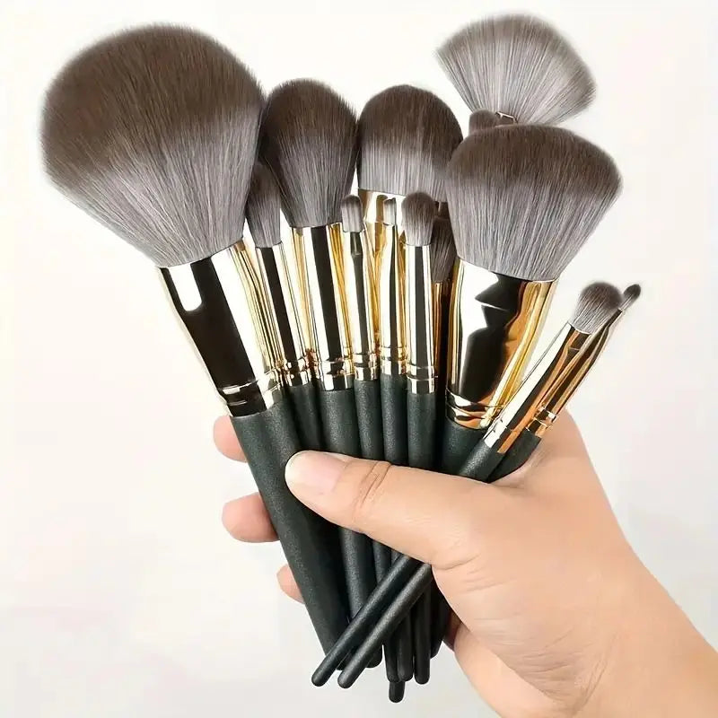 Conjunto de pincéis de maquiagem macios e fofos, profissionais, cosméticos.
