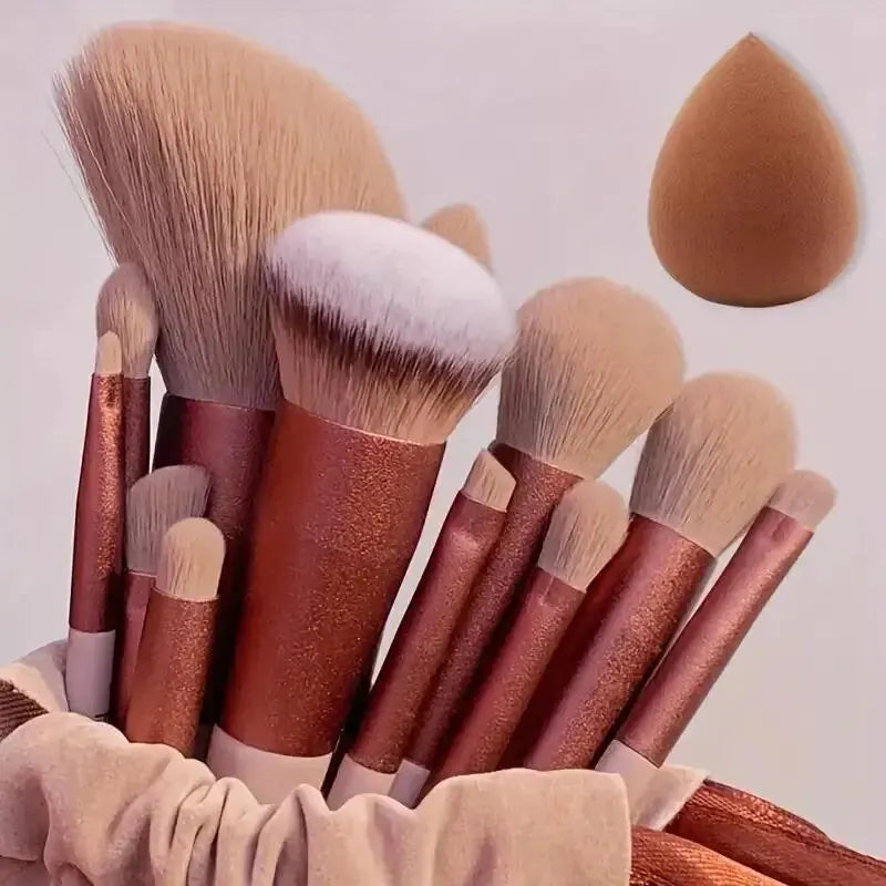 Conjunto de pincéis de maquiagem macios e fofos, profissionais, cosméticos.