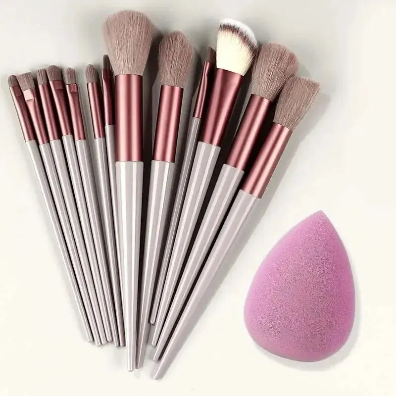 Conjunto de pincéis de maquiagem macios e fofos, profissionais, cosméticos.
