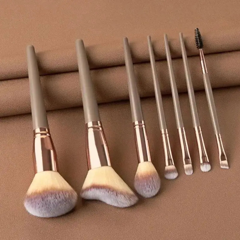 Conjunto de pincéis de maquiagem macios e fofos, profissionais, cosméticos.
