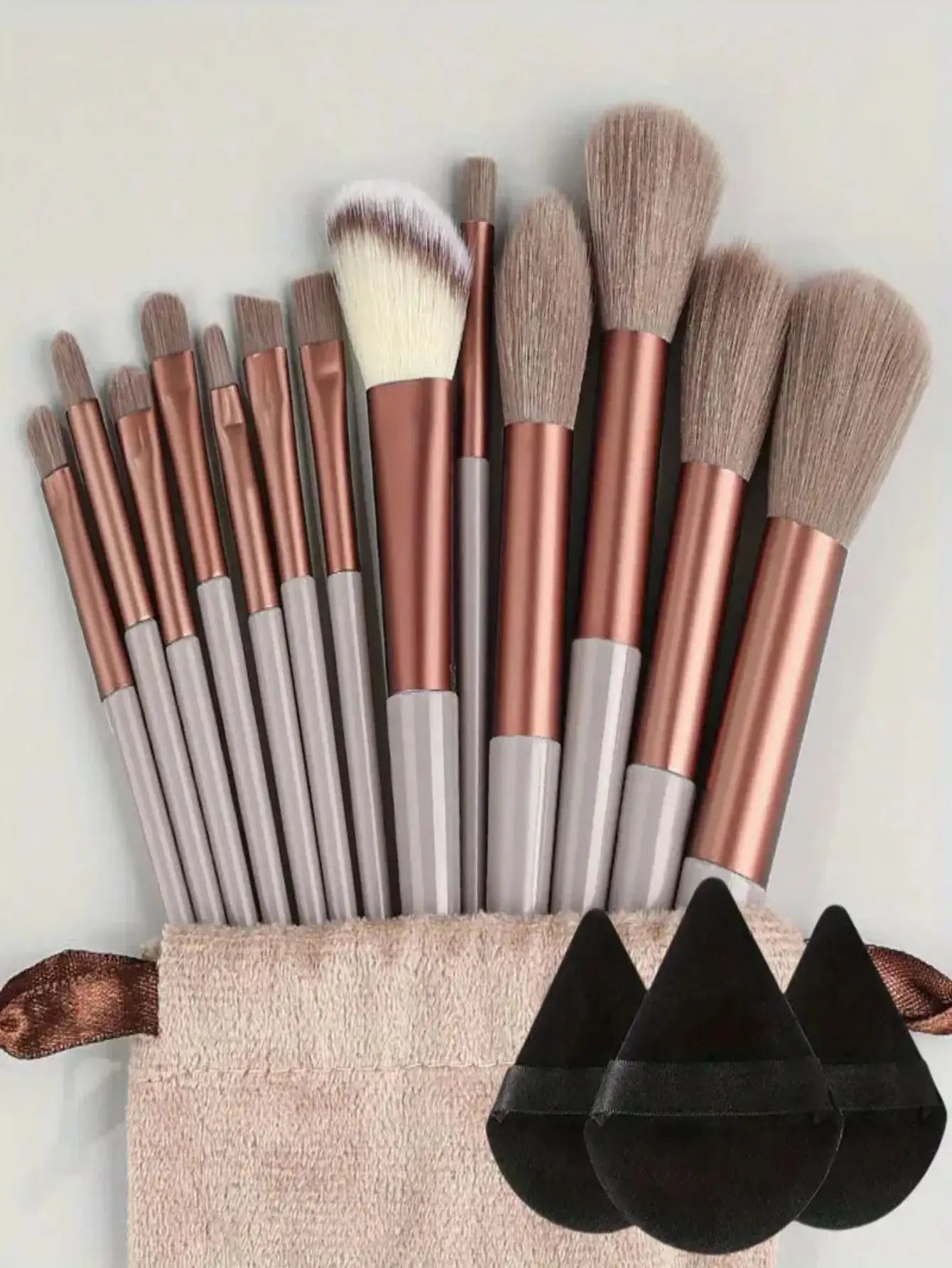 Conjunto de pincéis de maquiagem macios e fofos, profissionais, cosméticos.