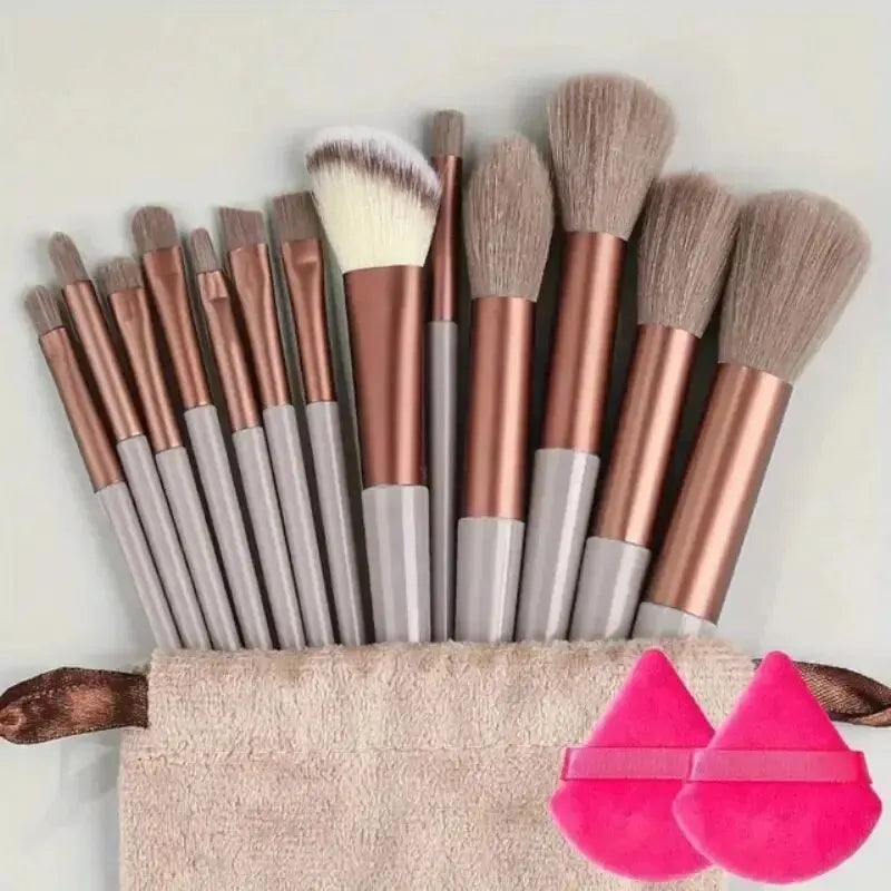 Conjunto de pincéis de maquiagem macios e fofos, profissionais, cosméticos.