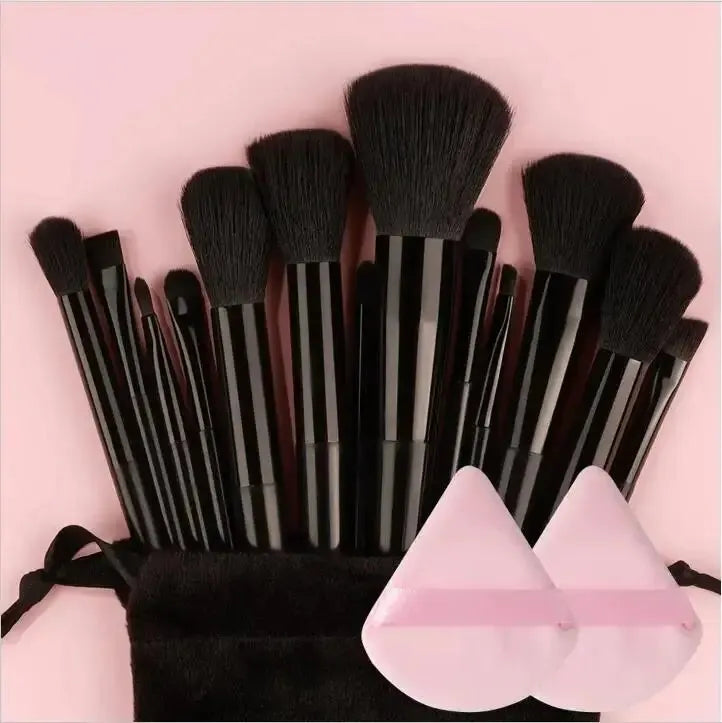 Conjunto de pincéis de maquiagem macios e fofos, profissionais, cosméticos.