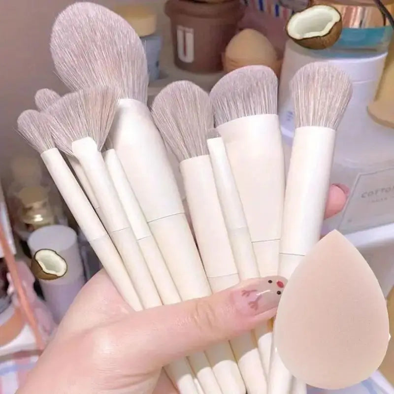 Conjunto de pincéis de maquiagem macios e fofos, profissionais, cosméticos.