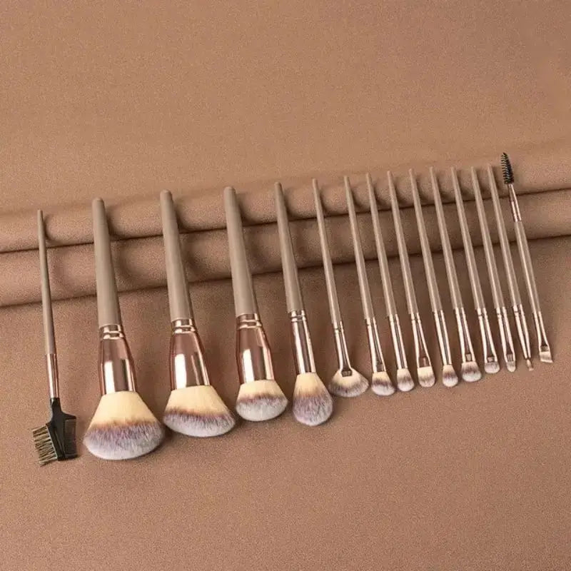 Conjunto de pincéis de maquiagem macios e fofos, profissionais, cosméticos.
