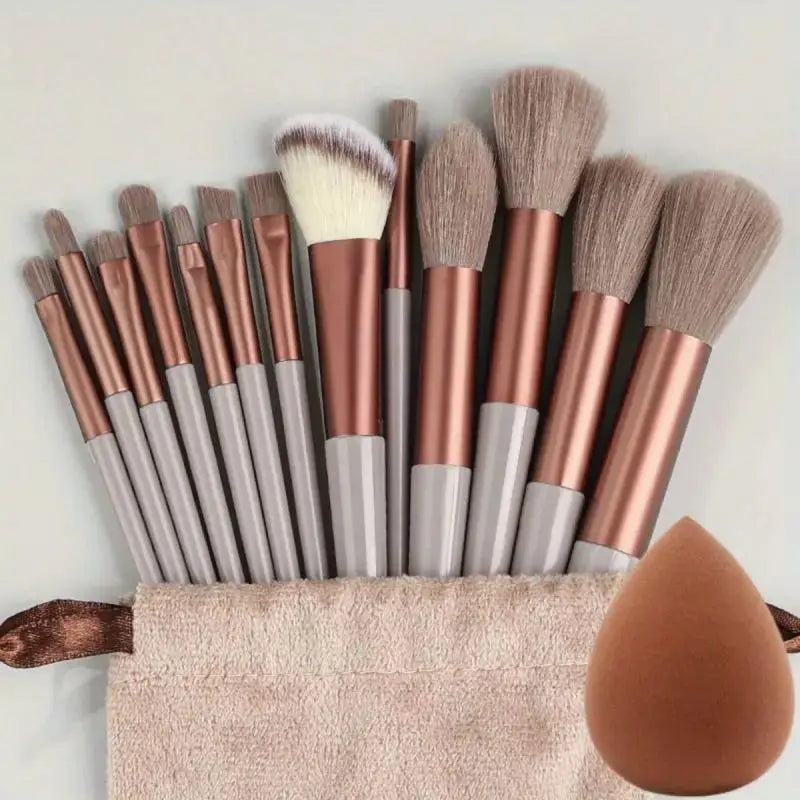 Conjunto de pincéis de maquiagem macios e fofos, profissionais, cosméticos.