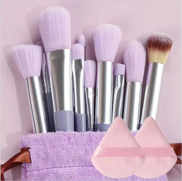 Conjunto de pincéis de maquiagem macios e fofos, profissionais, cosméticos.