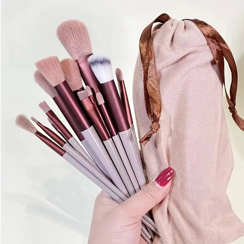 Conjunto de pincéis de maquiagem macios e fofos, profissionais, cosméticos.