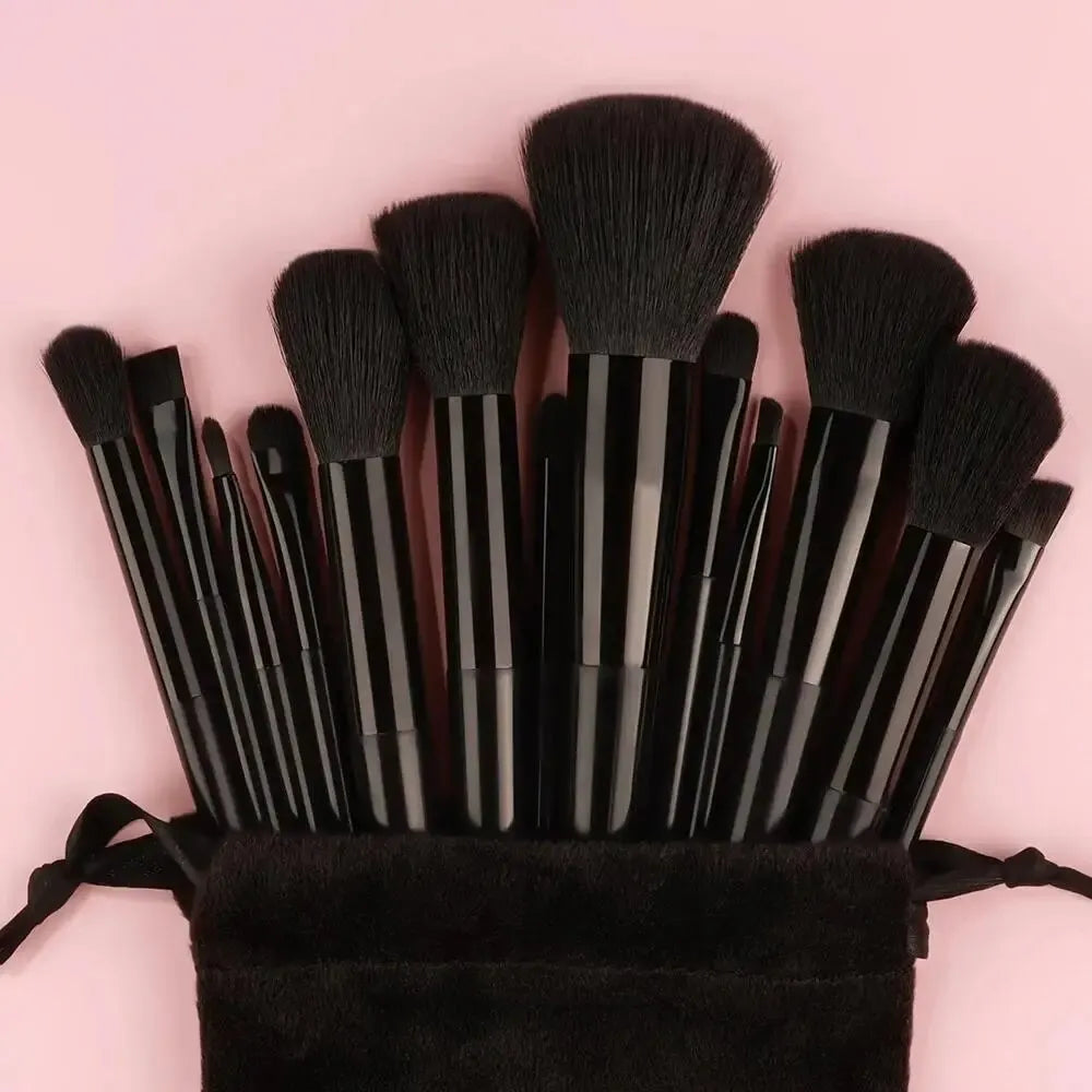 Conjunto de pincéis de maquiagem macios e fofos, profissionais, cosméticos.
