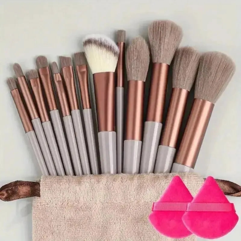 Conjunto de pincéis de maquiagem macios e fofos, profissionais, cosméticos.